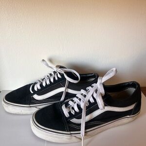 Vans Old Skool skate shoes in black and white mens size 6.5 or women’s size 8